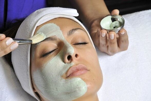 The easiest way to apply an anti-aging mask to the skin is with a brush. 